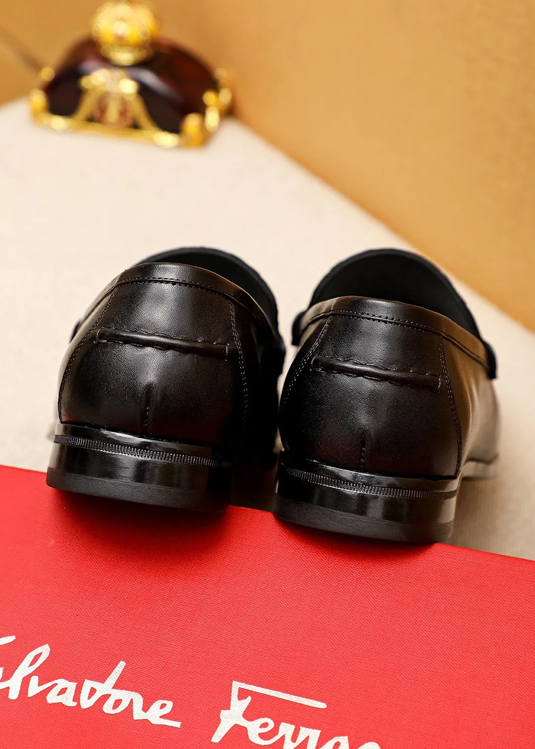 Men's shoes 💰460 💐 Product trademark: Ferragamo "Ferragamo" casual leather shoes Regular size: 38-44 (45.46🉑️customized) Product materials: Selected imported first-layer calfskin embossed upper + luxury hardware buckle, imported water-dyed cow leather lining. Strong three-dimensional visual effect, original rubber outsole Color: 1⃣️color optional
